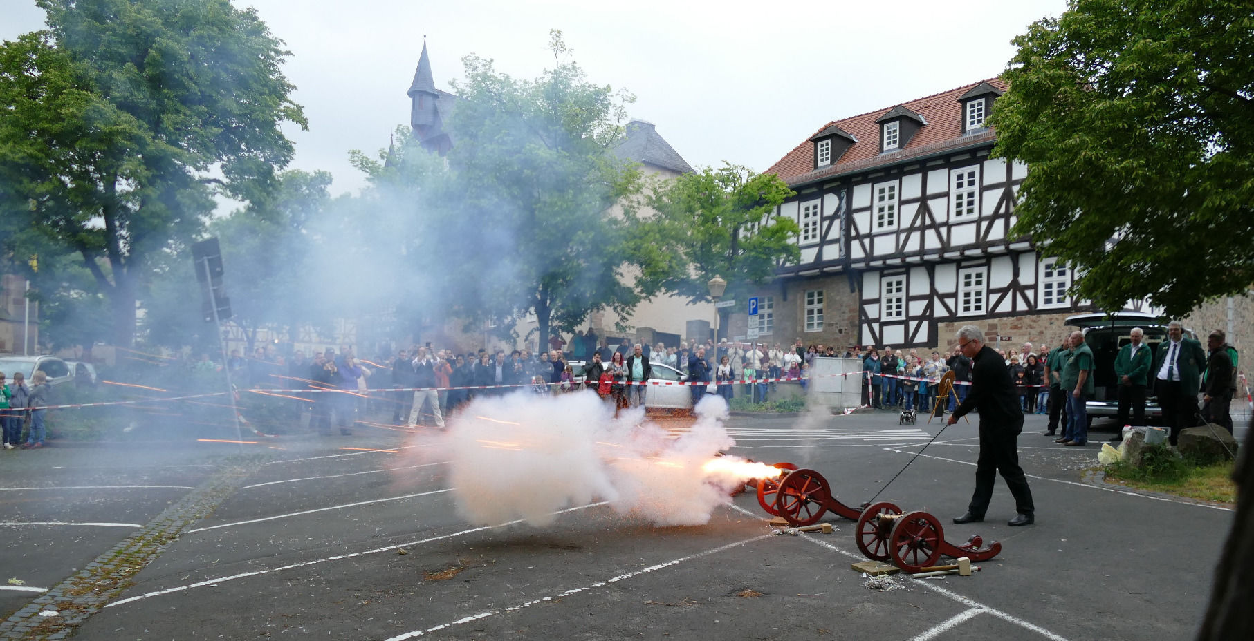 Stadtpfarrer Jörg-Stefan Schütz beim Katzenkoppschießen in Fritzlar